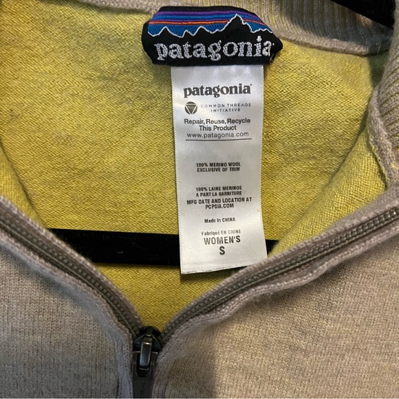 PATAGONIA Full Zip Jacket Cardigan Sweater with hood merino wool Size Small S - Picture 10 of 12